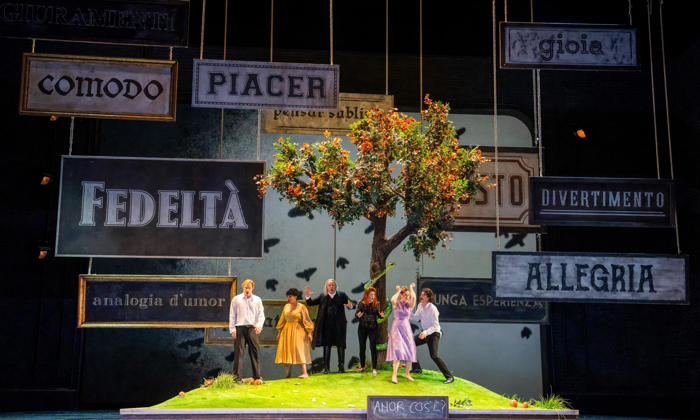 così fan tutte review – self-conscious staginess is surreal fun in beautifully sung revival