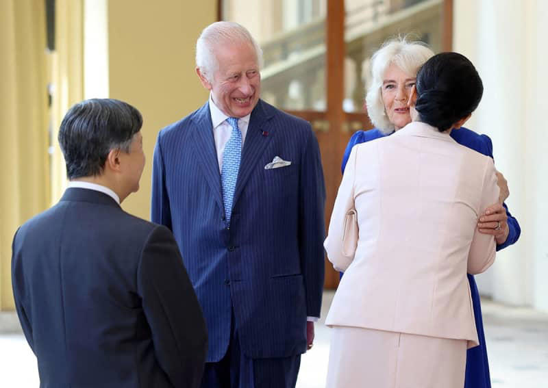 国賓として英国公式訪問の天皇皇后両陛下がチャールズ国王夫妻に別れのキス