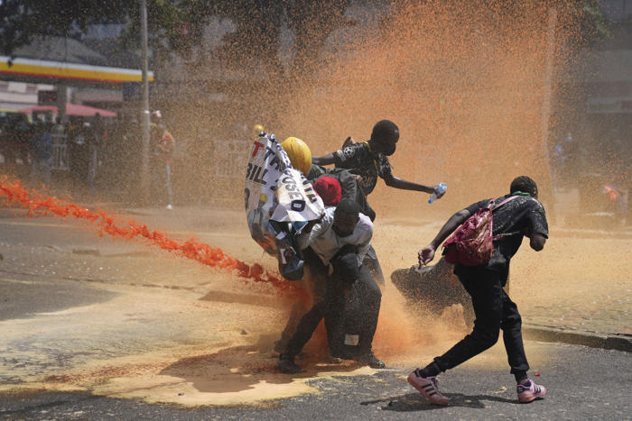 la policía choca con manifestantes en kenia; el ejército patrulla las calles