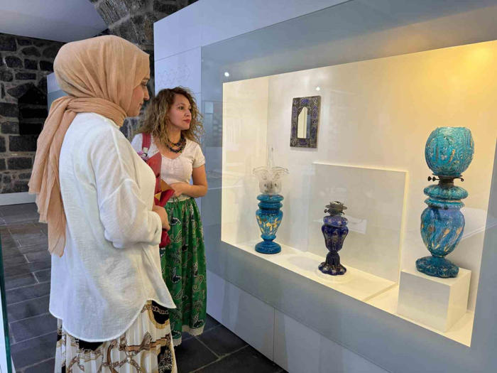diyarbakır müzesi 90. yılında 90 bininci ziyaretçisini çiçekle karşıladı