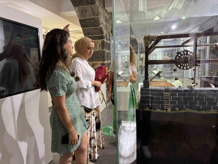 diyarbakır müzesi 90. yılında 90 bininci ziyaretçisini çiçekle karşıladı