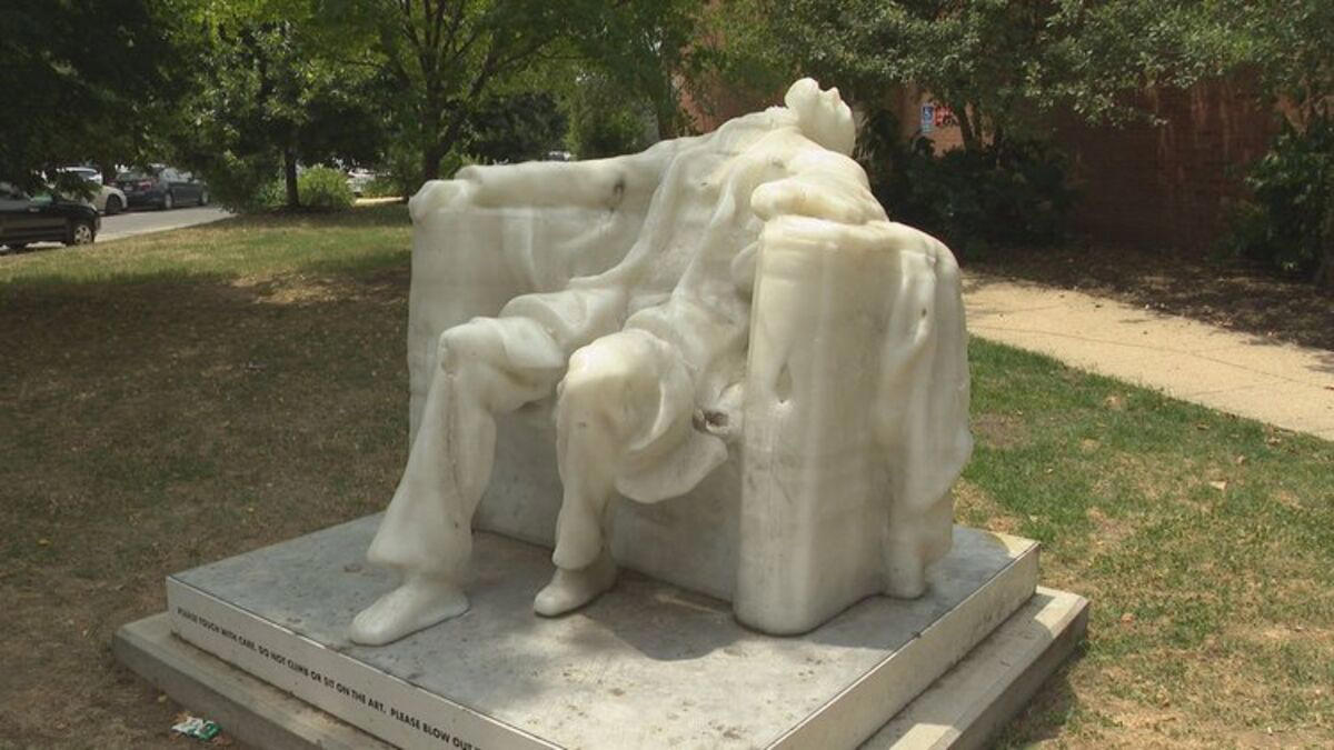 à washington dc, une sculpture d’abraham lincoln fond à cause des fortes chaleurs