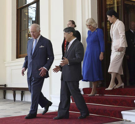 英国訪問中の天皇、皇后両陛下がチャールズ国王夫妻に別れ…公式行事を終了