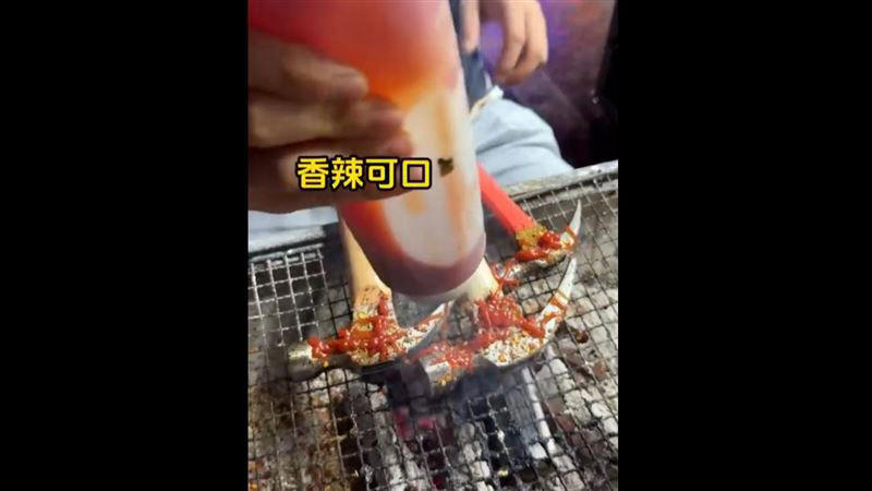 萬物皆可烤？中國攤販竟開始賣「烤鐵鎚」 網友看傻：吃完收起來用嗎