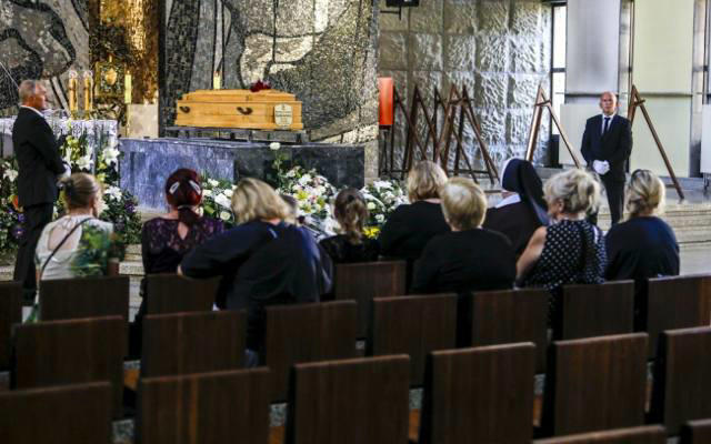 pogrzeb barbary sienkiewicz zdjęcia. w ostatnim pożegnaniu wzięli udział bliscy aktorki, w tym także jej dzieci