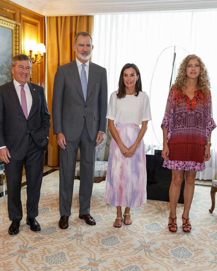 la reina letizia sorprende con un look hippy estrenando una falda de estampado 'tie dye' con sandalias