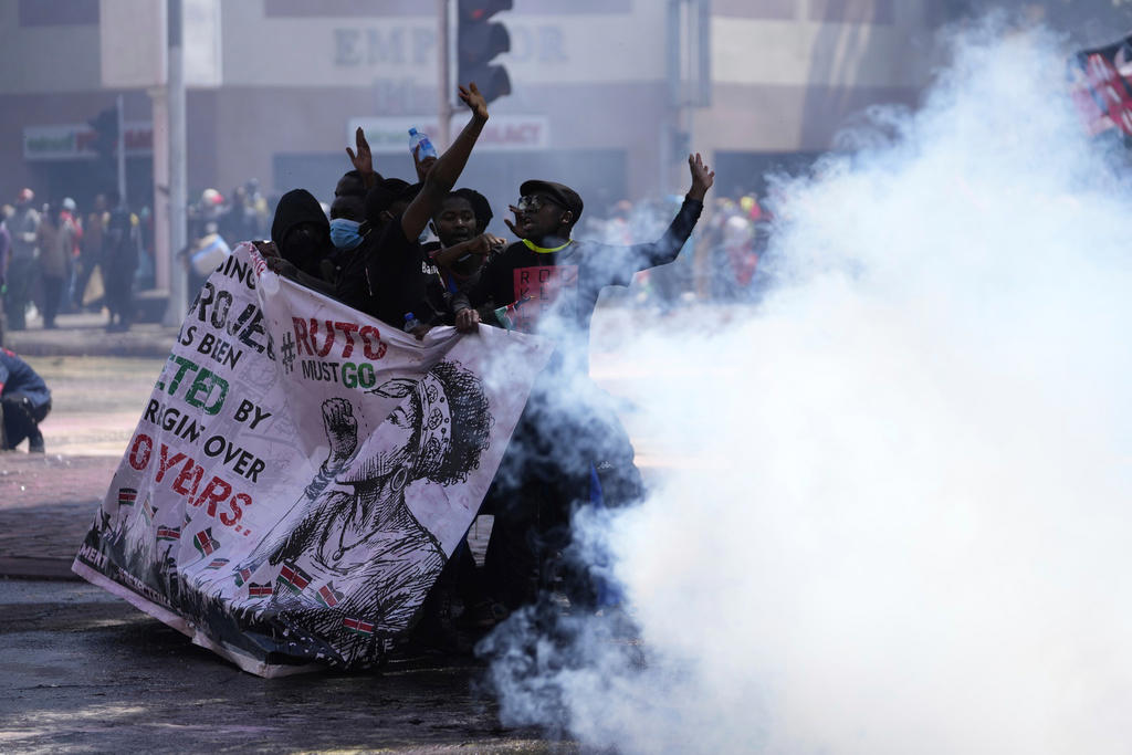 tårgas och gummikulor mot demonstranter – igen