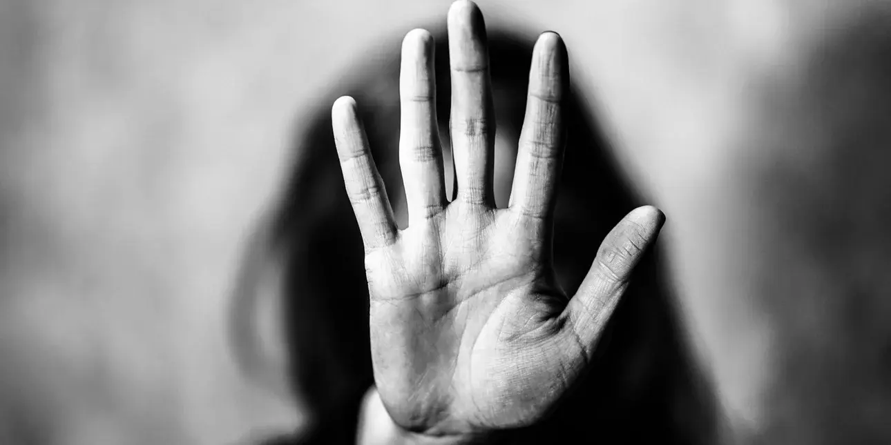 ενδοοικογενειακή βία: ανησυχία για τα τα 102 περιστατικά στην ελλάδα χθες, 35 γυναίκες ζήτησαν panic button