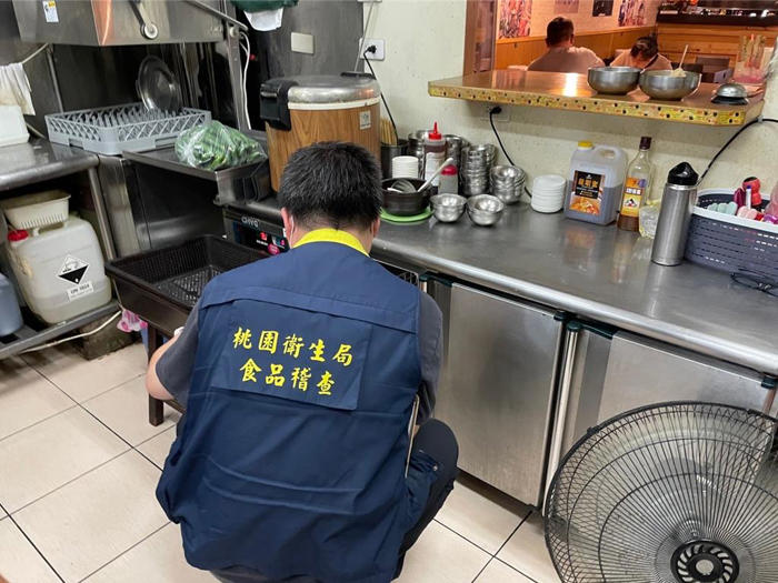 韓式料理店驚見小強菜盤上遊走 衛生局：最高罰2億
