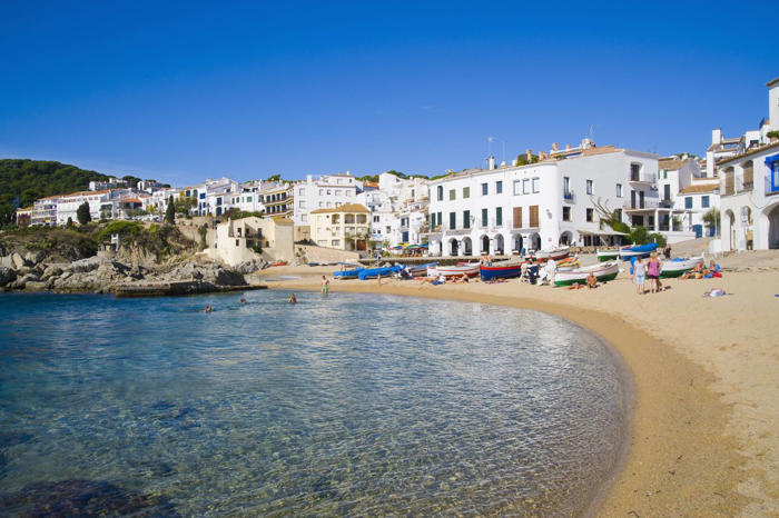 4 pueblos españoles con playa que son realmente bonitos para viajar en verano y que los turistas aún no han masificado