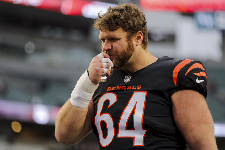 Bengals extend center Ted Karras