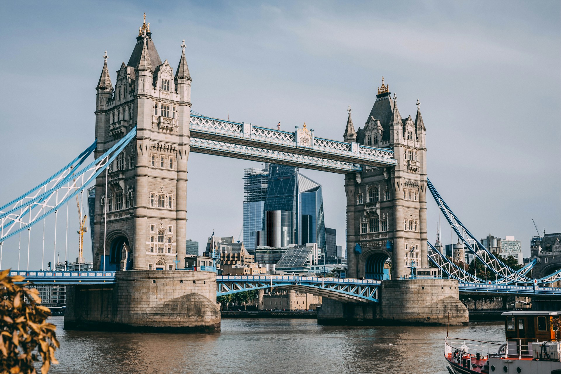 <p>London is a city full of rich history and cultural diversity. People come to London for famous sights such as the Tower of London, Buckingham Palace, and the British Museum. It also popular for its architecture, shops, and cuisine.</p>