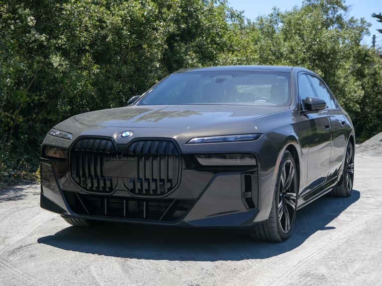 2024 BMW i7 eDrive50 review ultimate luxury