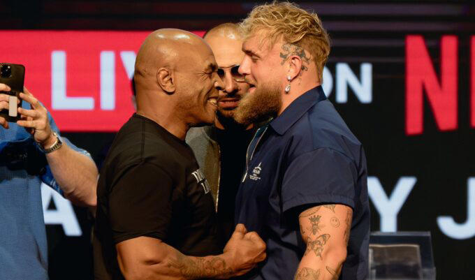 Mike Tyson (esq.) em encarada com Jake Paul (dir.). Foto: Reproduo/X