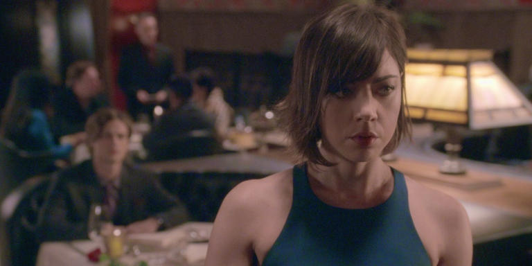 Aubrey Plaza as Cat Adams walking away from a table in Criminal Minds