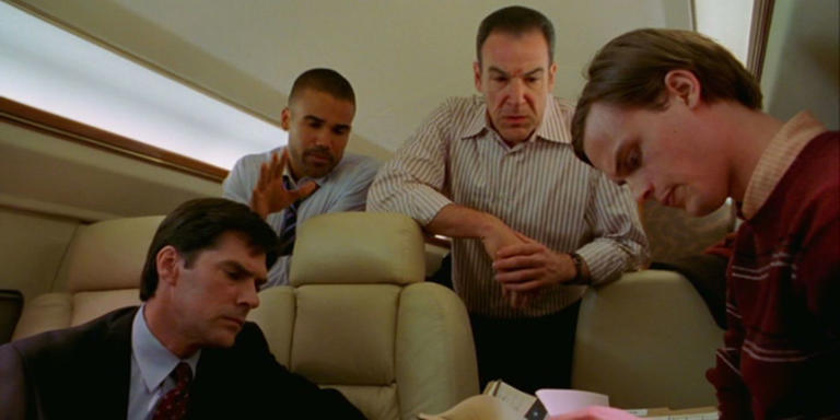 The team from the BAU on a plane in Criminal Minds season 1
