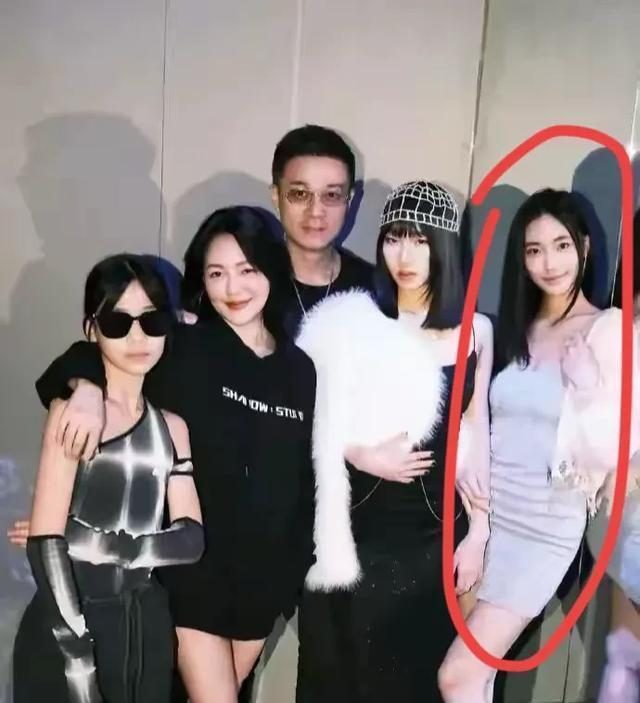 小s二女儿“风骚”站姿引争议，永远翘着臀部，网友：眼神太媚男