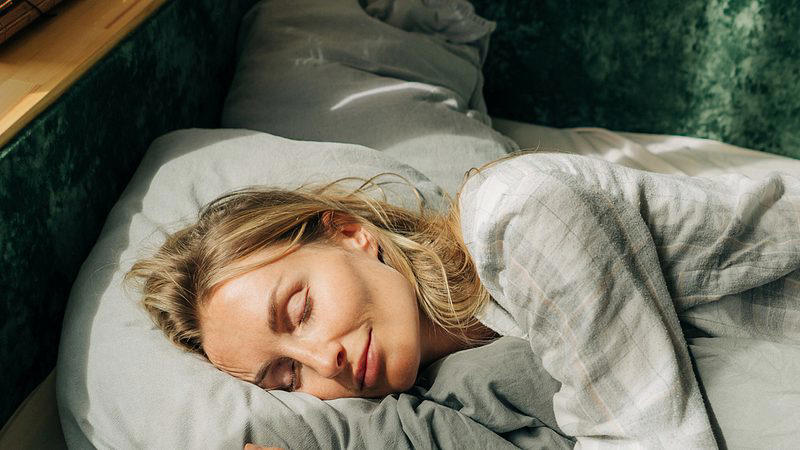 warum du auf keinen fall auf der rechten seite schlafen solltest