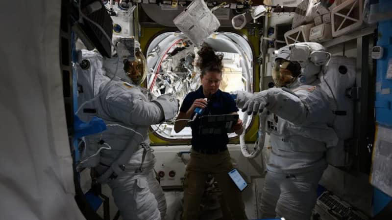 宇宙飛行士が国際宇宙ステーションで減圧症？–訓練音声が誤って流れ、地上で騒動