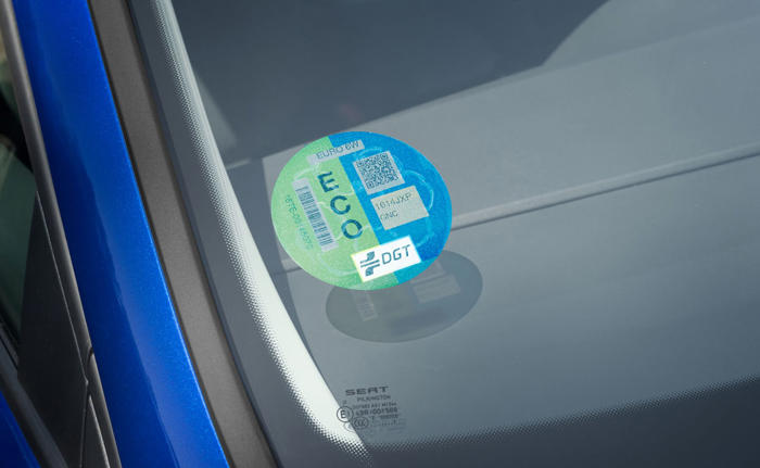 cómo evitar multas: guía para conducir por madrid a partir de julio 2024 en función de la pegatina de cada coche