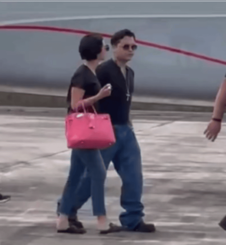 Filtran foto de Ángela Aguilar junto a Christian Nodal vistiendo iguales y ella, carga bolsa de 1 millón de pesos