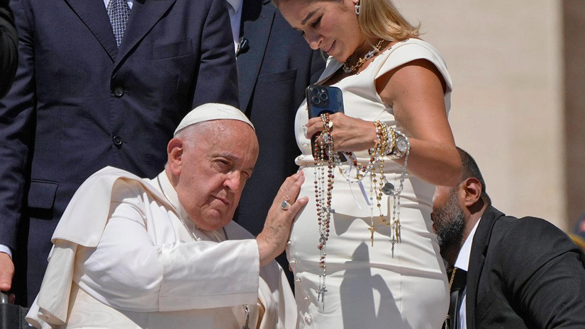 임산부 축복하는 프란치스코 교황
