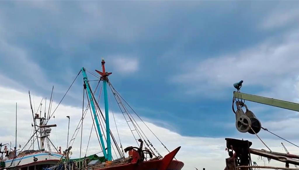 基隆海岸連3天現「飛碟雲」 民眾搶拍打卡 氣象站曝原因