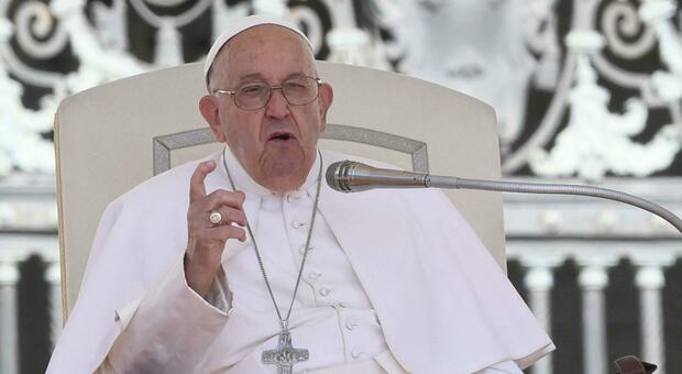 Papa Francesco Sdogana La Satira Su Dio: «Si Può Ridere Di Lui Come Si ...