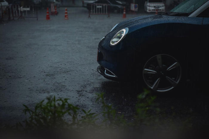 ไขข้อข้องใจ รถยนต์ไฟฟ้า จอดตากฝนได้หรือไม่?
