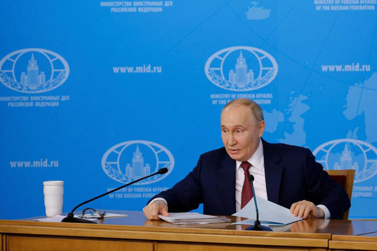 Il Presidente russo Vladimir Putin partecipa a una riunione con i vertici del ministero degli Esteri russo a Mosca, Russia, 14 giugno 2024. REUTERS/Maxim Shemetov
