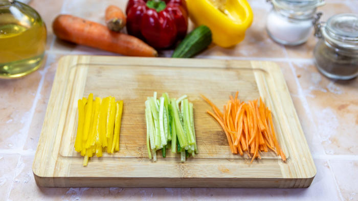 časté chyby při krájení zeleniny: pozor na používání tupého nože i malého prkénka