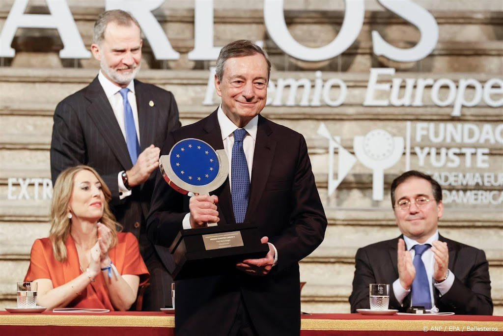 spaanse felipe reikt award uit aan italiaanse oud-premier draghi