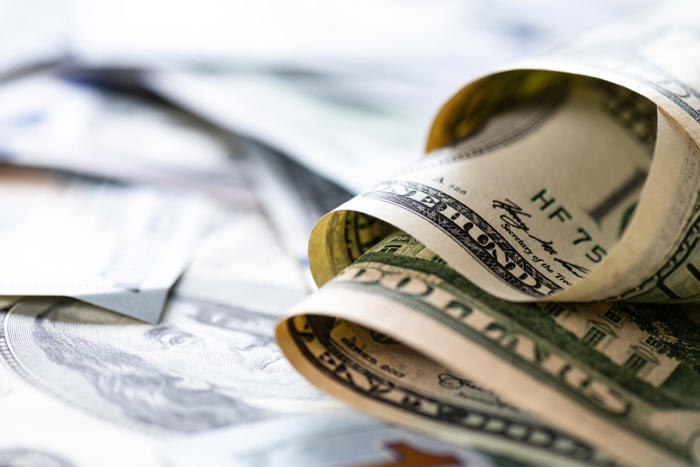 ดอลลาร์สหรัฐปรับตัวแข็งค่าขึ้น หลังเจ้าหน้าที่เฟดส่งสัญญาณขึ้นดอกเบี้ยสกัดเงินเฟ้อ