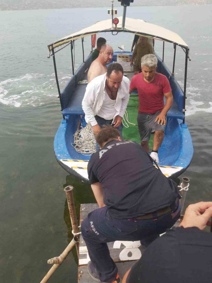 afad ekipleri zamanla yarıştı: sert iniş yapan uçaktaki mürettebat balıkçı teknesiyle karaya çıkarıldı