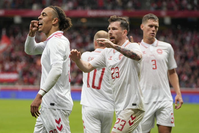 syv ud af ti danskere skal følge fodbold-em på skærmen