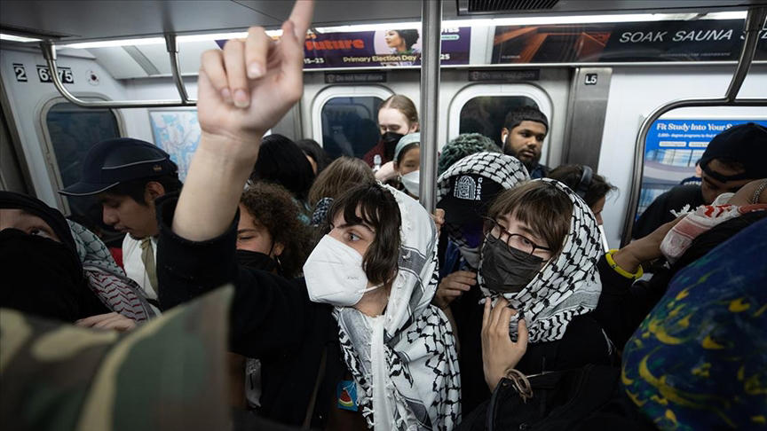 new york metrosunda filistin destekçilerinin kimlik tespiti için maske yasağı gündemde