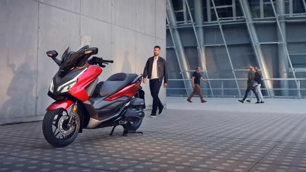 ヨーロッパで5台の300ccスクーター、都市通勤や中距離旅行用