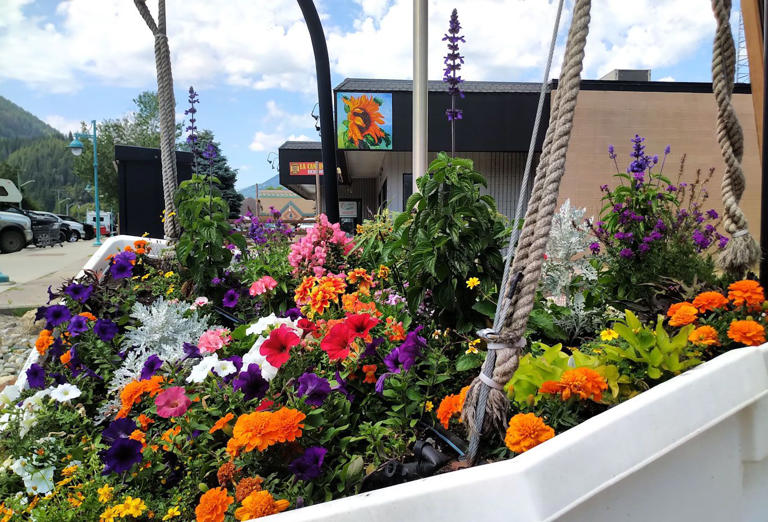 Gardens Canada and Communities in Bloom invite everyone to 'Live the Garden Life' and ‘Plant Orange’ in 2024. The orange theme serves as a tribute to Canada’s Indigenous communities.