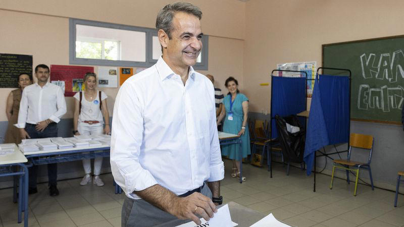 le premier ministre grec remanie son cabinet après les élections européennes