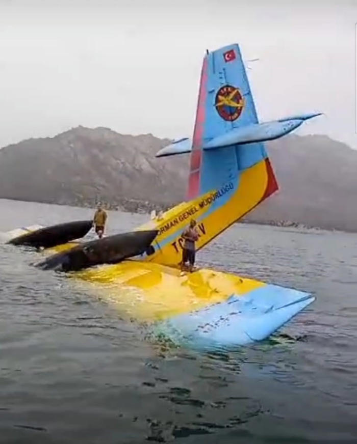 afad ekipleri zamanla yarıştı: sert iniş yapan uçaktaki mürettebat balıkçı teknesiyle karaya çıkarıldı