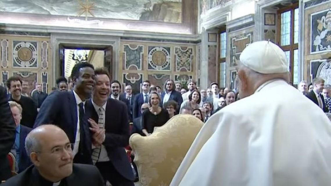 el papa francisco se reunió con humoristas de todo el mundo: recibió a “doña florinda”, jimmy fallon y la argentina malena guinzburg, entre