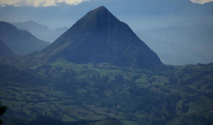 no está en egipto ni en méxico: la pirámide natural más grande del mundo se encuentra en sudamérica