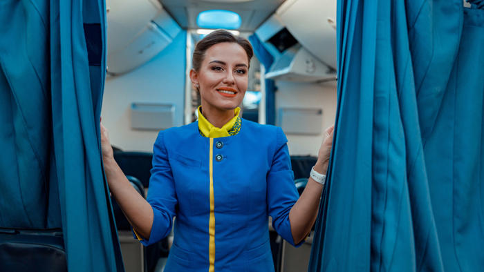dlaczego stewardesa wita cię uśmiechem? ocenia jedną rzecz