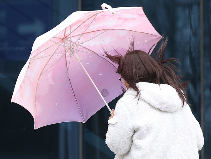[오늘날씨 예보] 전국 비로 시작하는 주말, 서울 아침 기온은 22도 수준