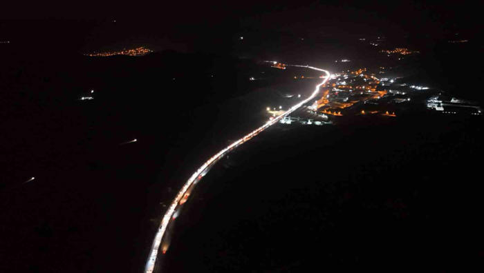 43 ilin geçiş noktasında gece yarısı trafik yoğunluğu böyle görüntülendi