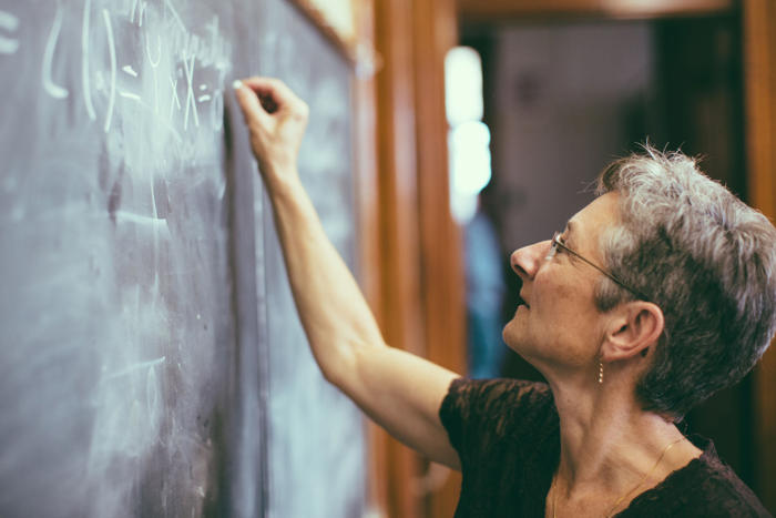 ¿un docente jubilado puede seguir trabajando y recibir pensión? esto dice la ley