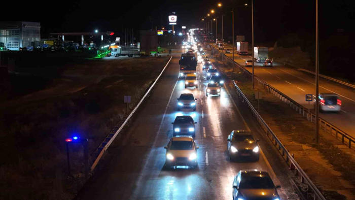 43 ilin geçiş noktasında gece yarısı trafik yoğunluğu böyle görüntülendi