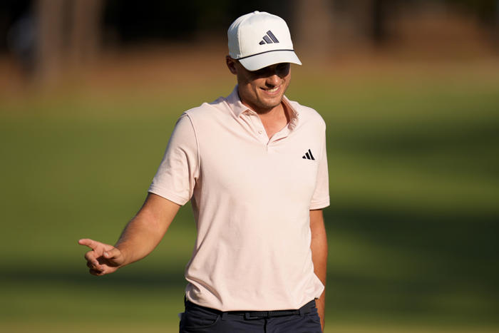 aberg takes 1-shot lead into weekend at pinehurst in us open debut