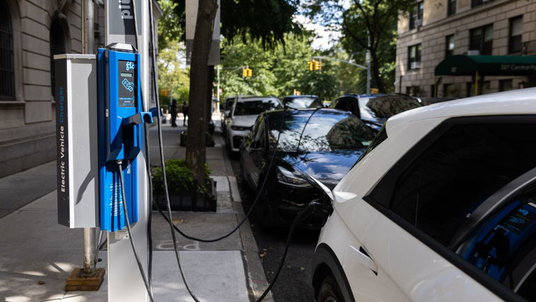 San Francisco moves to begin installing curbside EV chargers