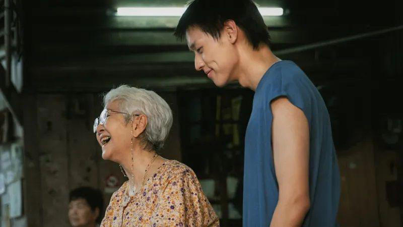 film thailand sukses membuat warganet berlinang air mata - 'menangislah ketika anda merindukan seseorang'